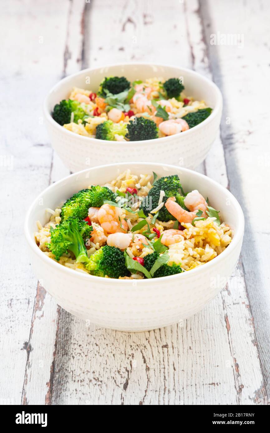 Riz au riz au basilic frit avec brocoli et crevettes, Chili, coriandre, citron vert, gingembre Banque D'Images