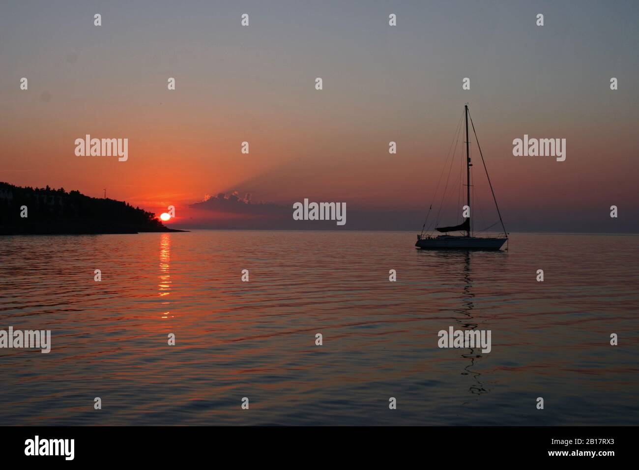 Voilier à l'aube Banque D'Images