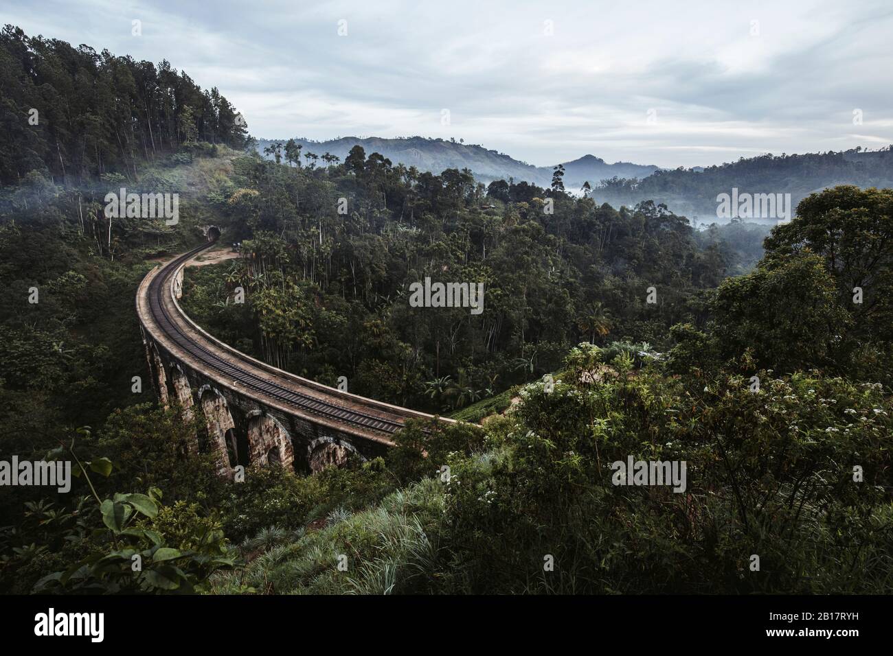 Sri Lanka, Province d'Uva, Demodara, pont de neuf Arches traversant la vallée verdoyante boisée Banque D'Images