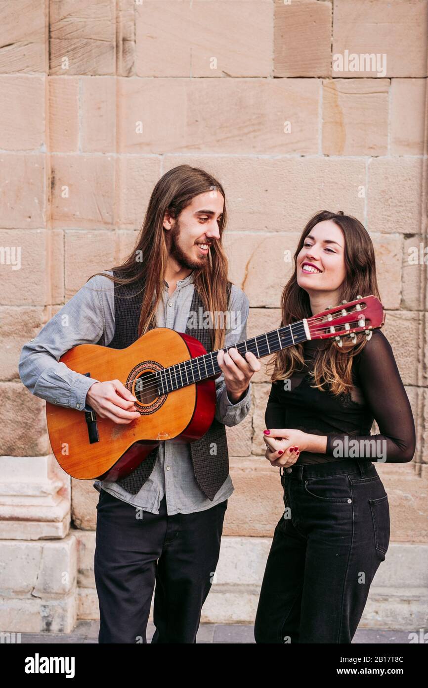 Portrait de deux jeunes musiciens souriants dans la ville Banque D'Images