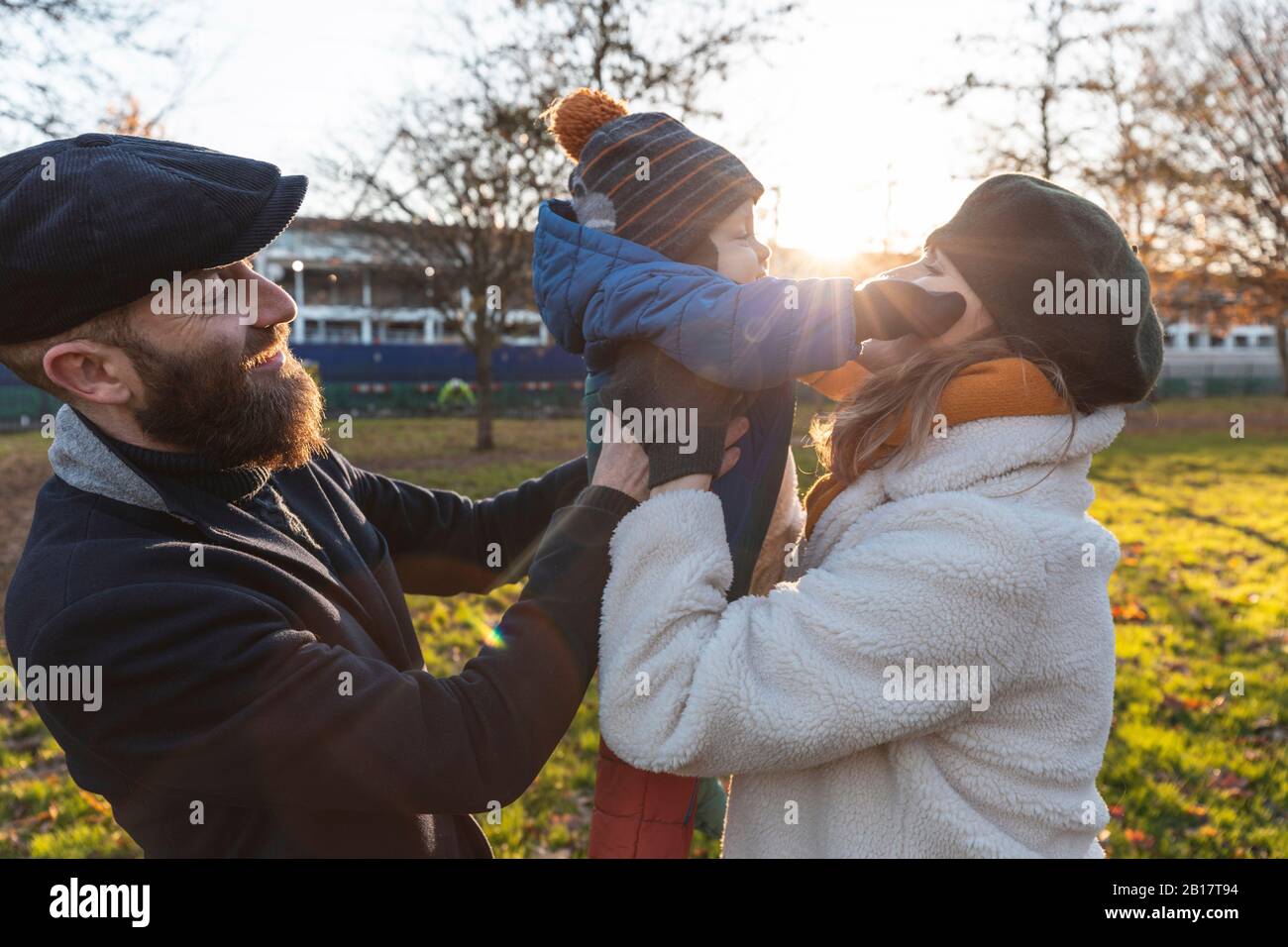 Un Couple Affectueux Et Heureux Avec Un Bebe Au Parc Photo Stock Alamy