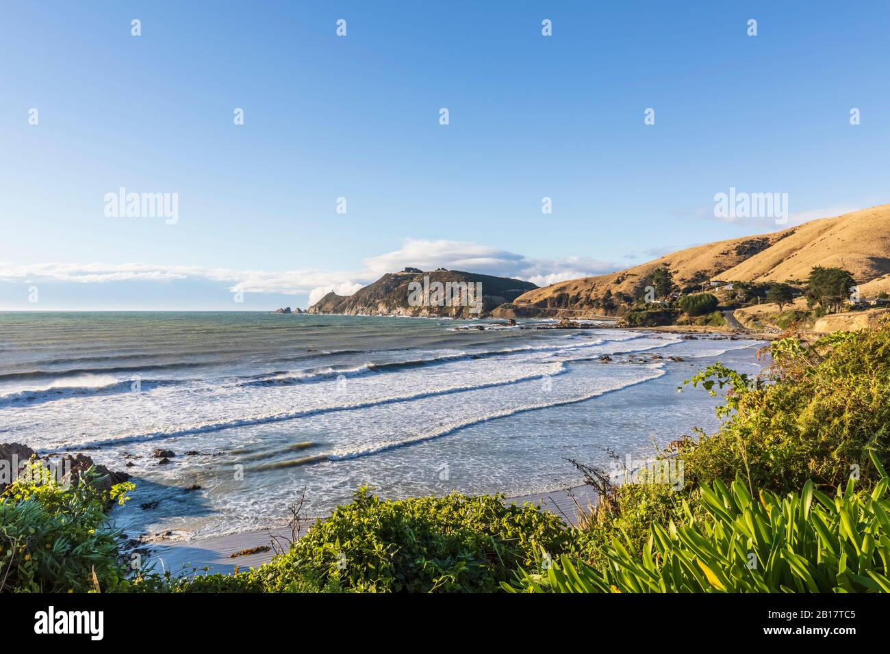 Nouvelle-Zélande, ciel sur les vagues se brossant la plage côtière de Nugget point Banque D'Images