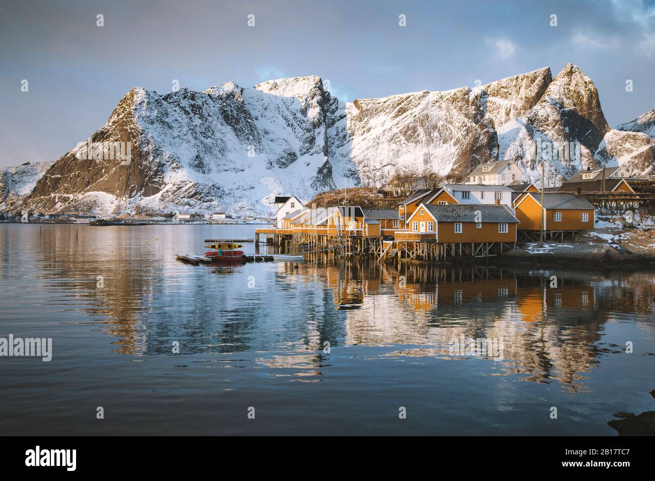 Norvège, Moskenes, îles Lofoten, Sakrisoy, village de pêche au lever du soleil en hiver Banque D'Images