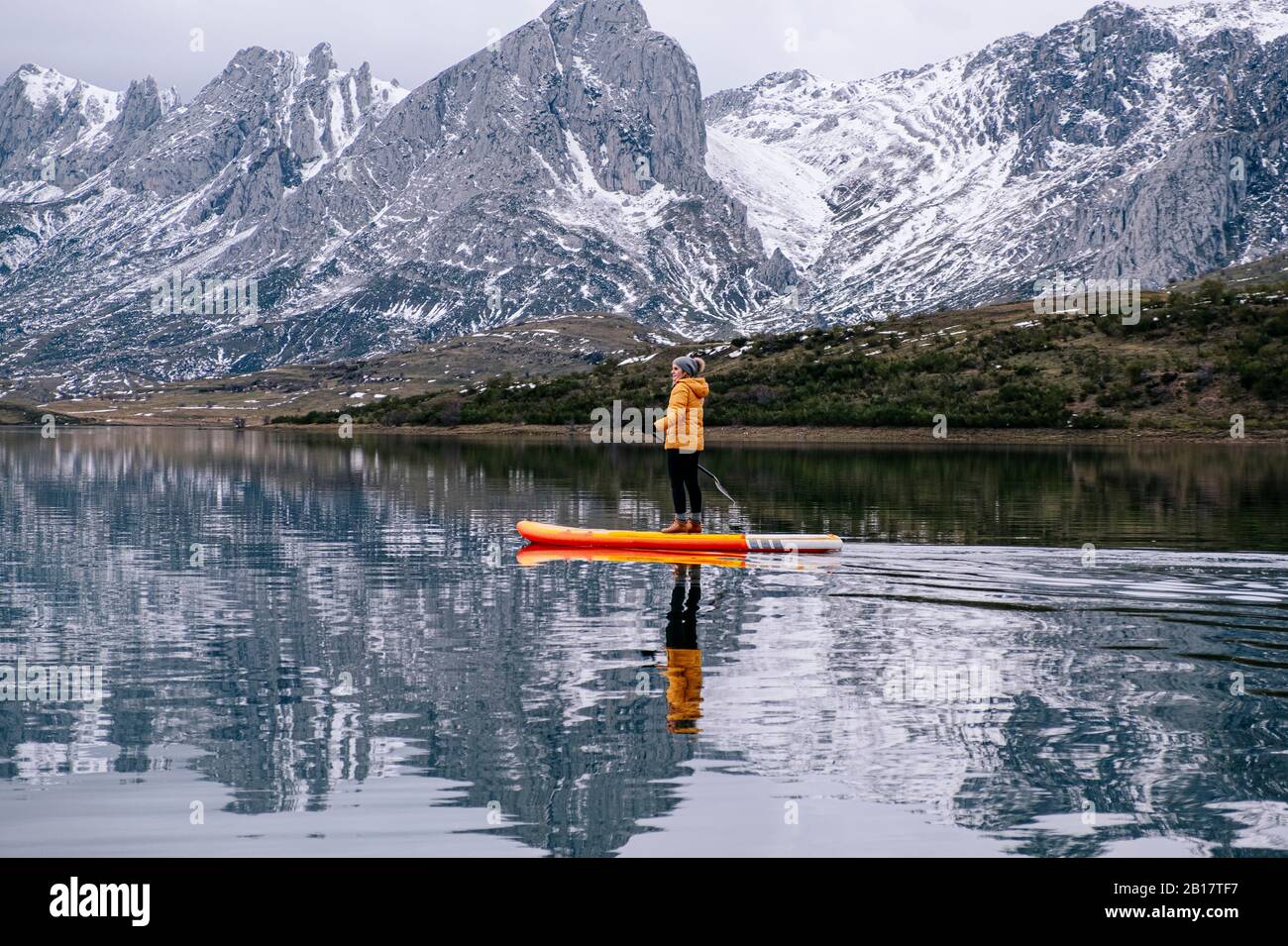 Femme debout paddle surf, Leon, Espagne Banque D'Images