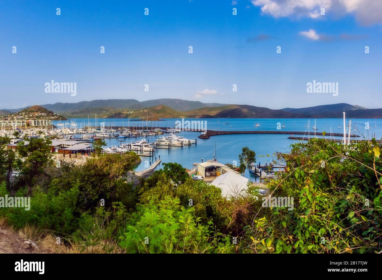 Australie, Queensland, Airlie Beach, Sky au-dessus du port de la ville côtière Banque D'Images