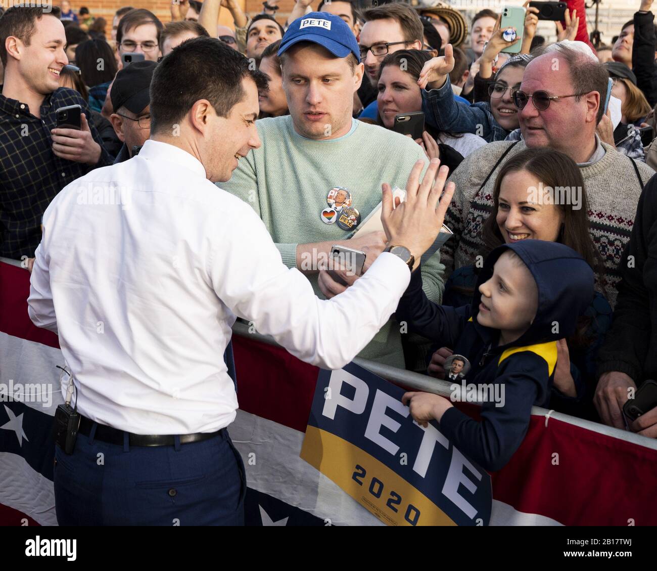 Washington, DC, États-Unis. 23 février 2020. 23 février 2020 - Arlington, va, États-Unis: Pete BUTTIGIEG dans une mairie de la Washington Liberty High School d'Arlington, va. Crédit: Michael Brochstein/Zuma Wire/Alay Live News Banque D'Images