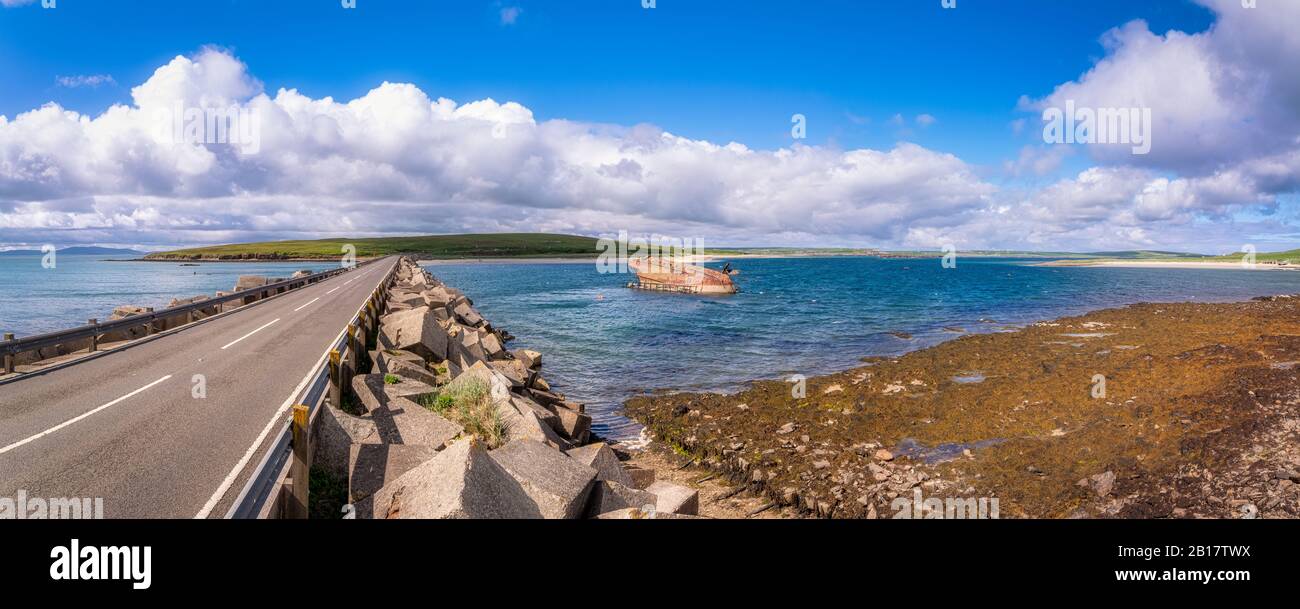 Écosse, îles Orkney, vue sur l'une des Barrières de Churchill entre les îles de Burray et de Glimp Holm, avec un « bateau à moteur » partiellement sous-estimé Banque D'Images