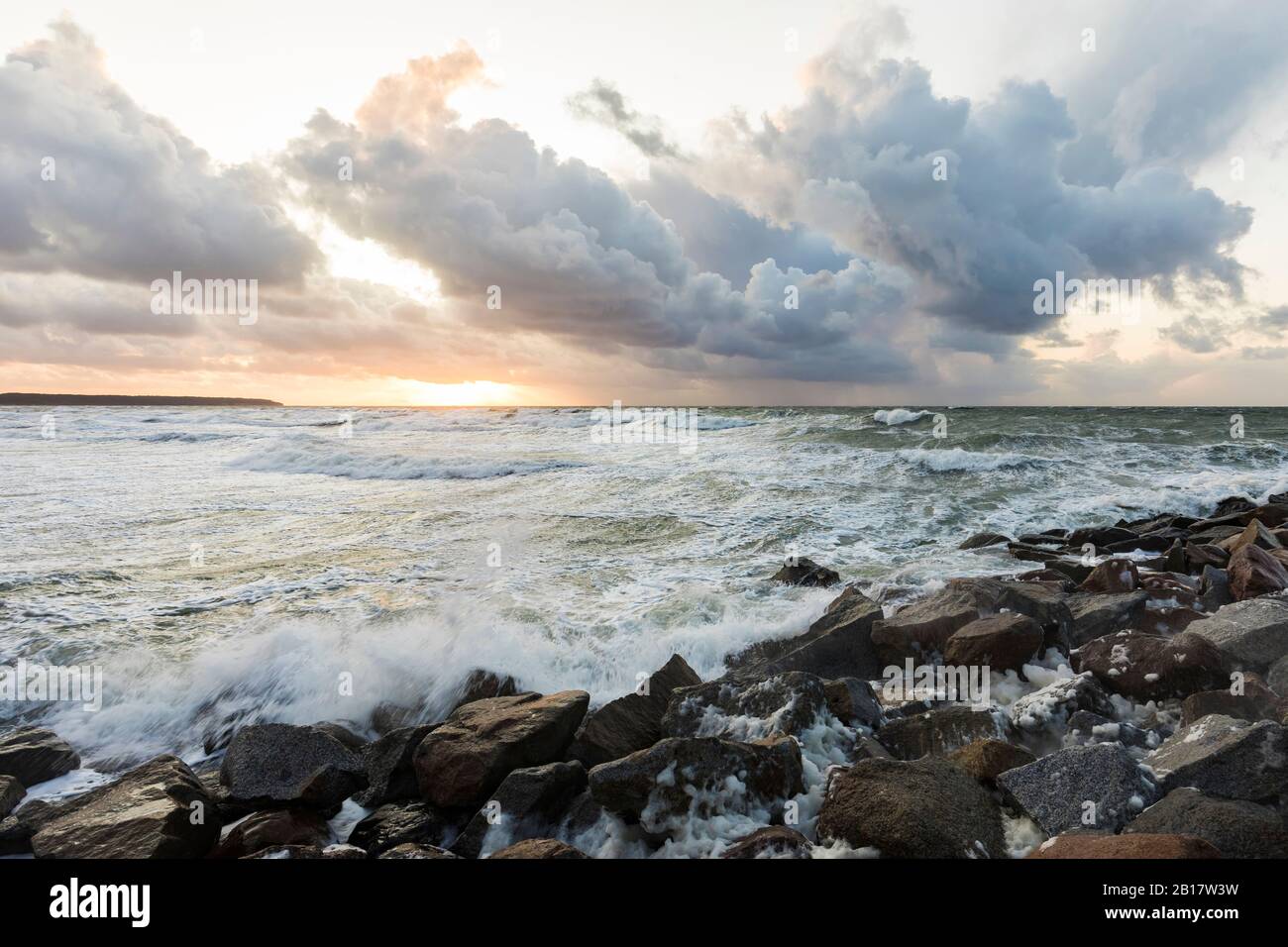 Allemagne, Mecklembourg-Poméranie-Occidentale, Ostsee, Ostseeküste, Warnemünde, Seebad, Sturm, Wellen, Gischt, Dunke Wolken, Meer Banque D'Images