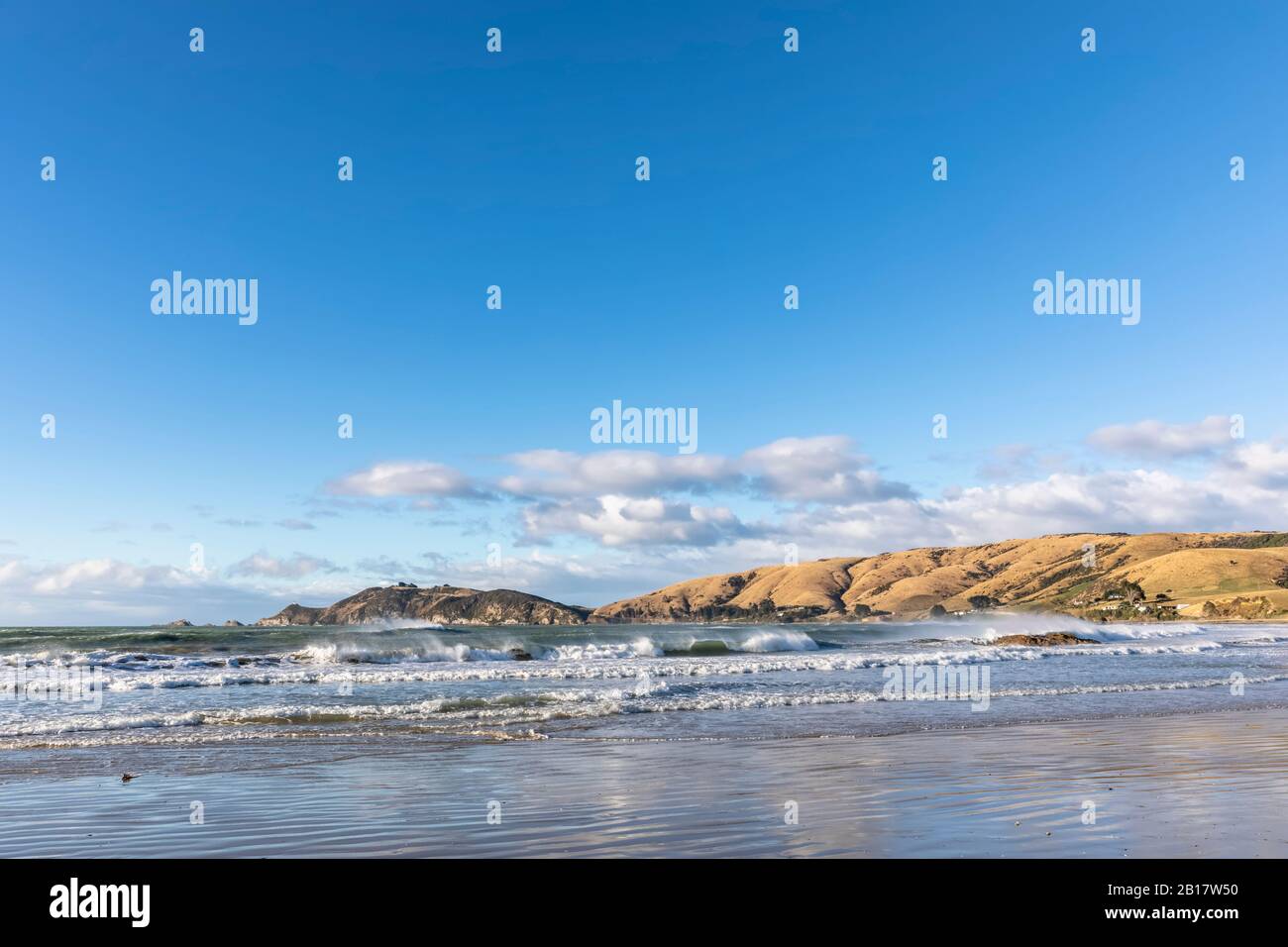 Nouvelle-Zélande, ciel sur les vagues se brossant la plage côtière de Nugget point Banque D'Images