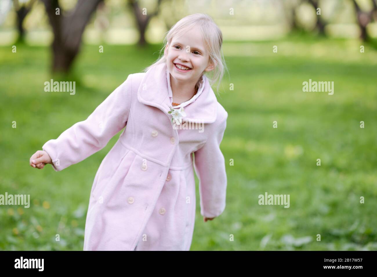 Portrait de heureuse petite fille portant un manteau rose Banque D'Images