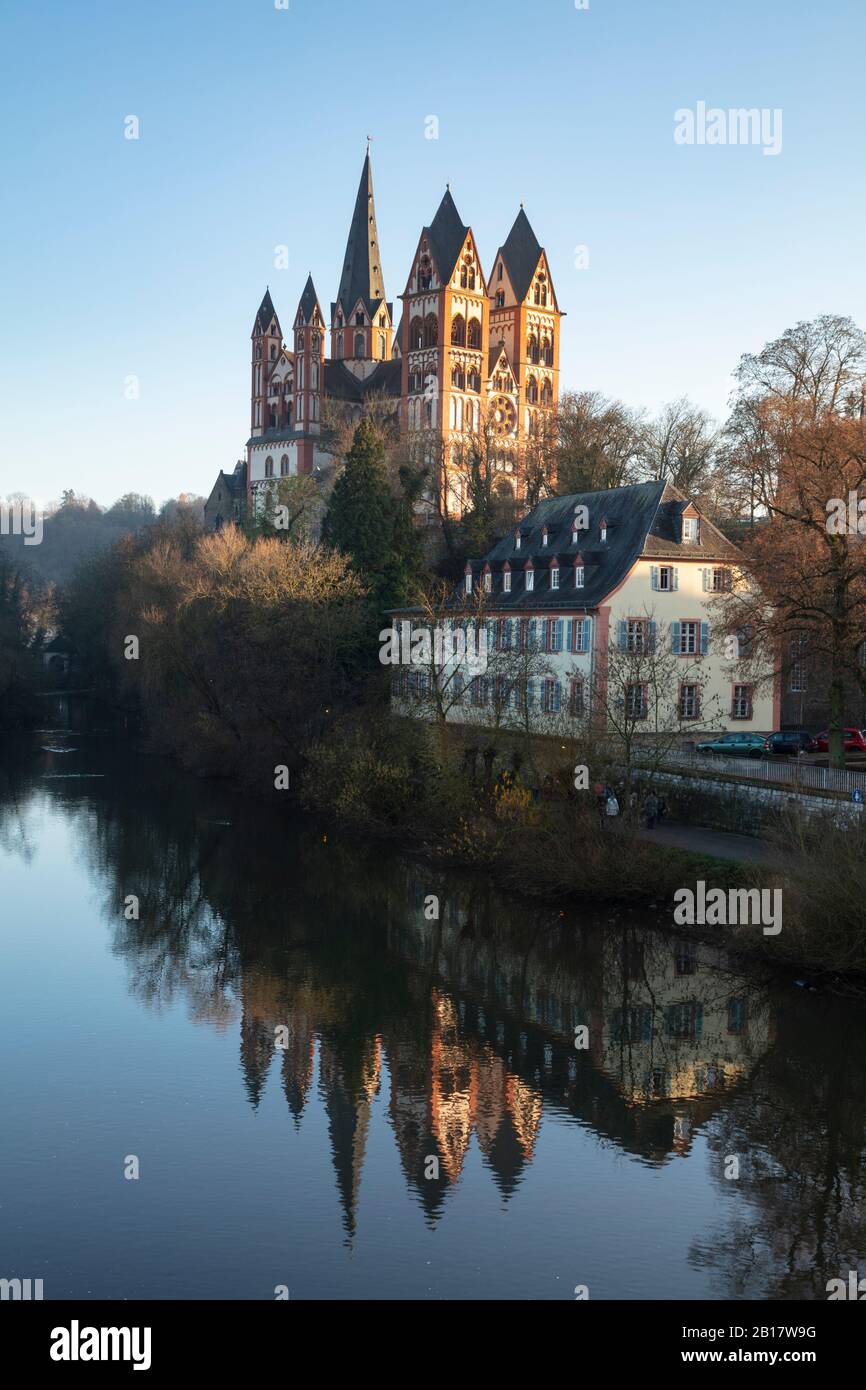 Allemagne, Hesse, Limbourg an der Lahn, cathédrale de Limbourg reflétant dans la rivière Lahn Banque D'Images