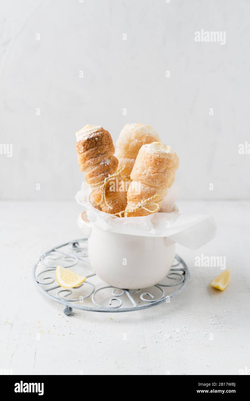 Studio avec une dose de pâtisseries remplies de crème de citron Banque D'Images