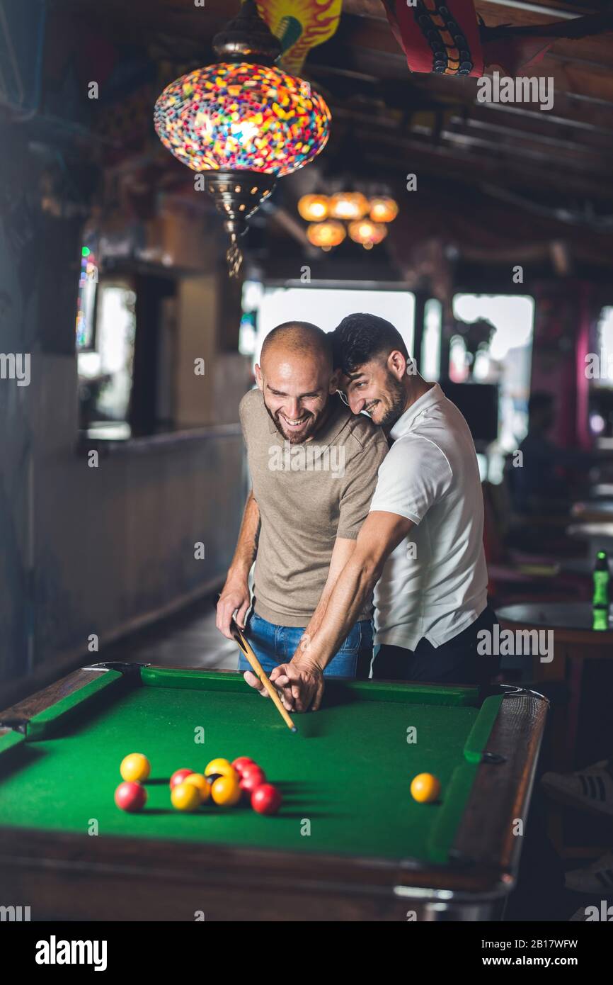 Couple gay jouant au billard ensemble, s'amuser Banque D'Images