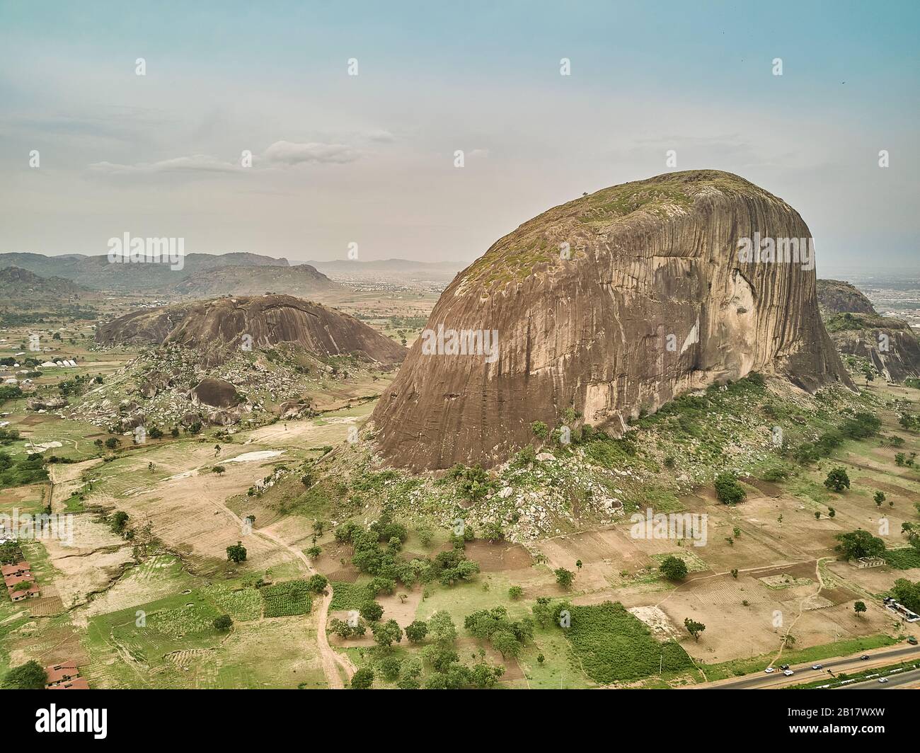 Nigeria, Niger State, Abuja, vue aérienne du monolithe Zuma Rock Banque D'Images