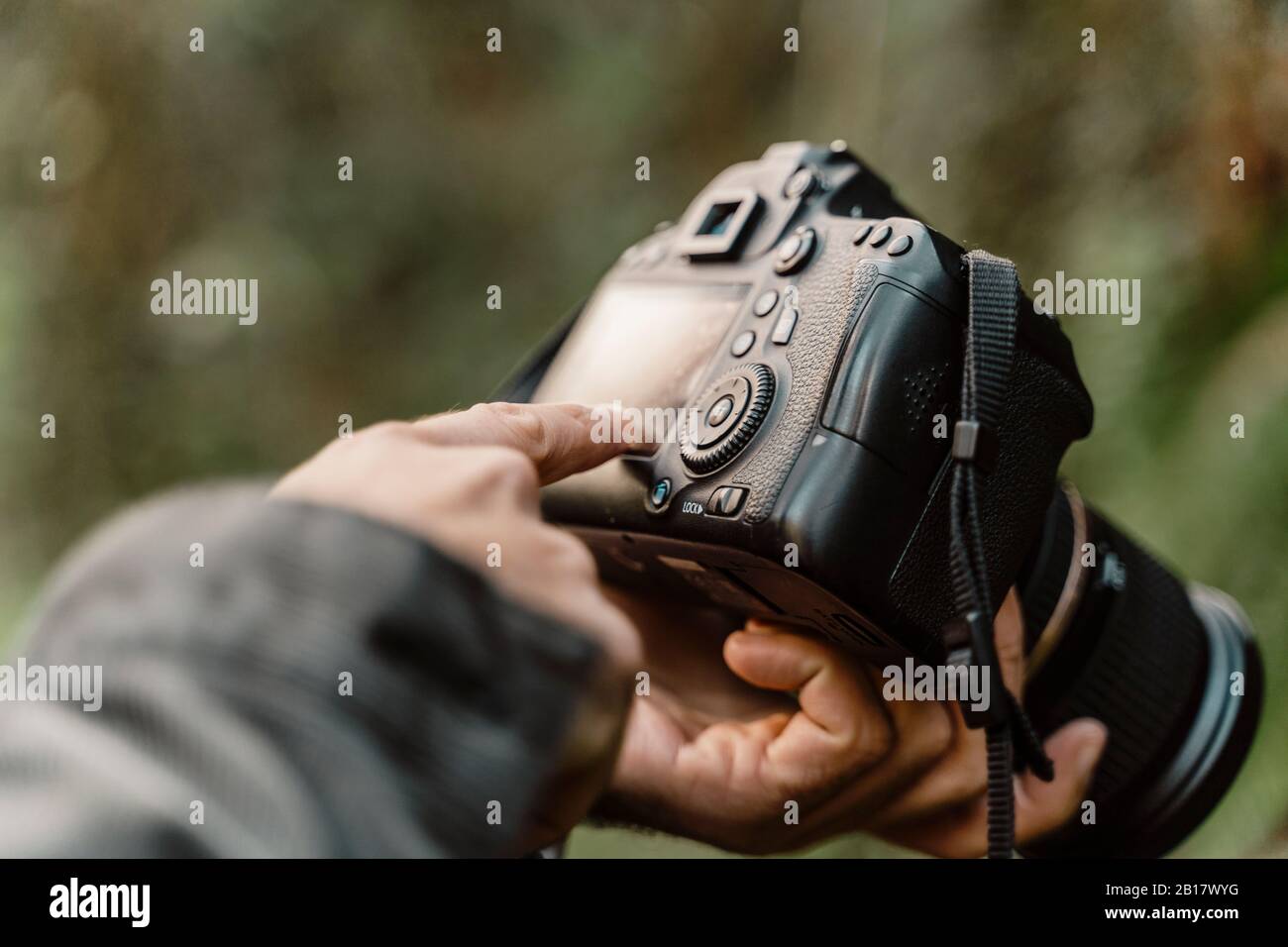 Doigt pointant sur l'écran de l'appareil photo Banque D'Images