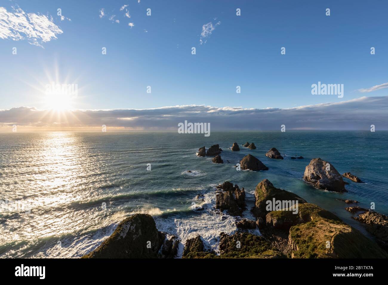 Nouvelle-Zélande, Océanie, Ile du Sud, Southland, Otago, route panoramique du Sud, point du Cap Nugget, rochers en mer au lever du soleil Banque D'Images