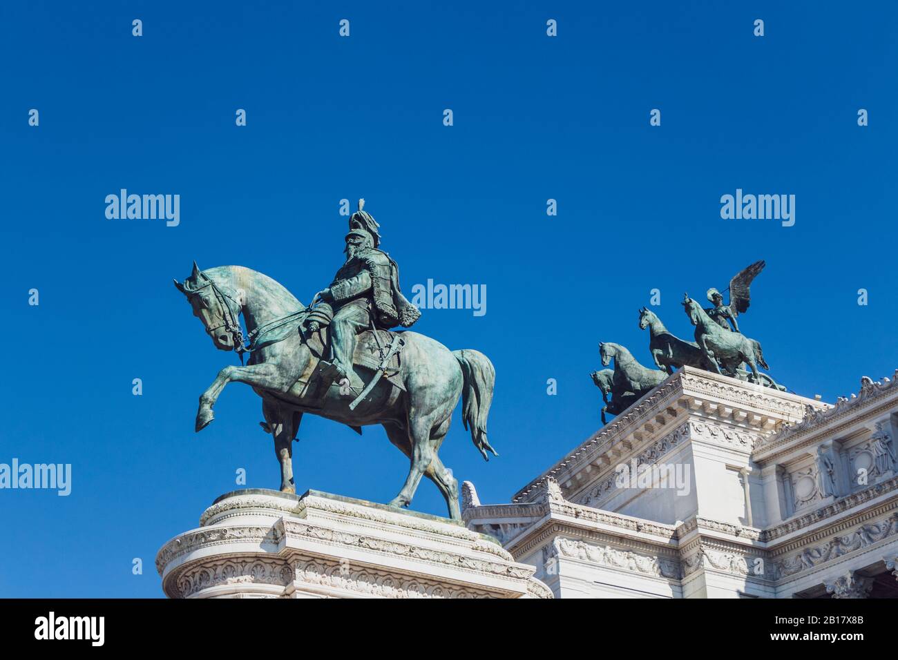 Italie, Rome, vue à bas angle de la statue équestre de Victor Emmanuel II contre le ciel bleu clair Banque D'Images