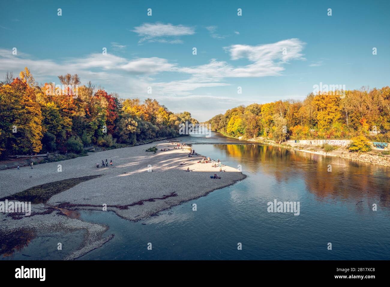 Les gens se détendant au fleuve Isar dans le jardin anglais du Nord en automne, Oberfohring, Munich, Allemagne Banque D'Images