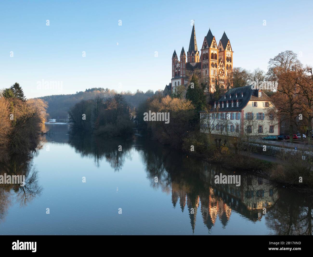 Allemagne, Hesse, Limbourg an der Lahn, cathédrale de Limbourg reflétant dans la rivière Lahn Banque D'Images