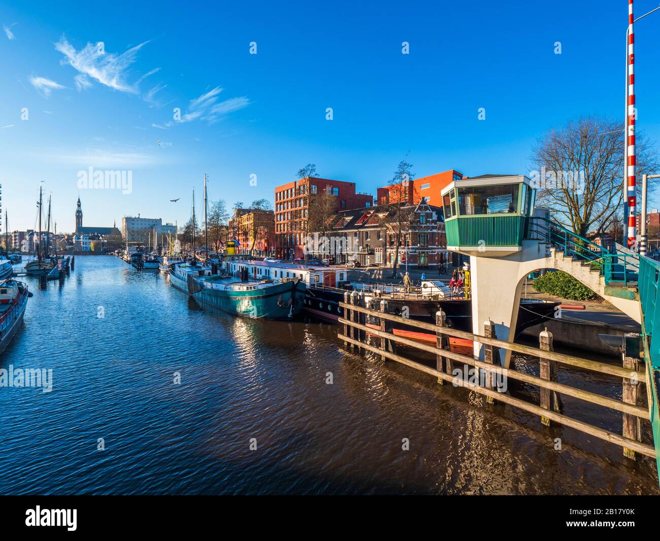 Pays-Bas, Frise, Groningue, Jachthaven Oosterhaven, Ville et bateaux amarrés sur le canal Banque D'Images