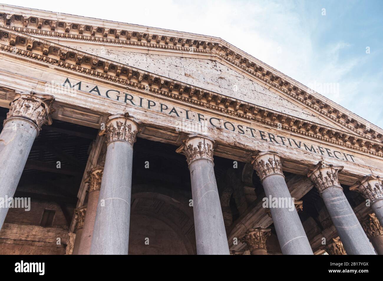 Italie, Rome, vue à bas angle de la colonnade du Panthéon Banque D'Images