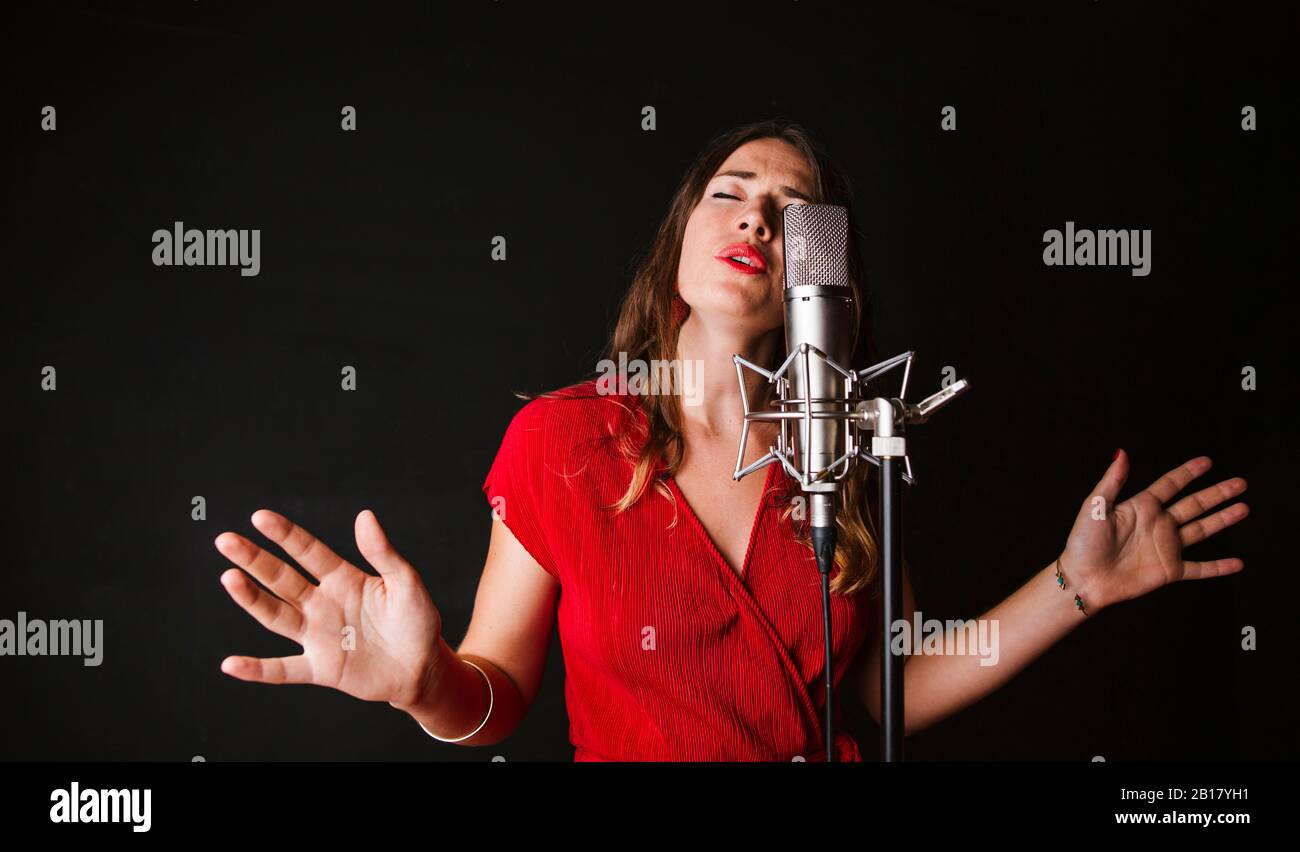 Portrait de femme chanteuse Banque de photographies et d’images à haute ...