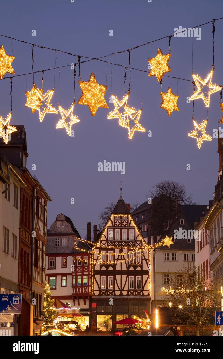 Allemagne, Hesse, Limbourg an der Lahn, décorations de Noël illuminant sur la place du marché au crépuscule Banque D'Images