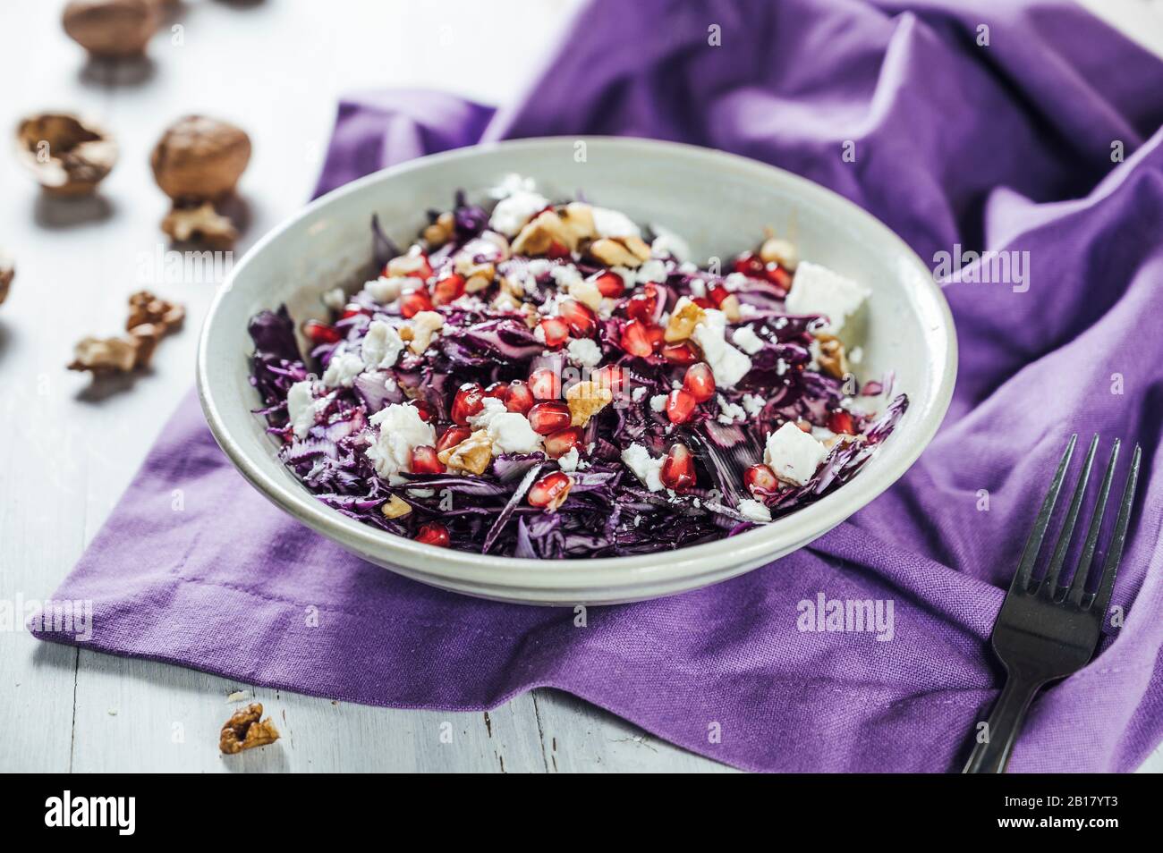 Salade de chou rouge avec grenade, noix et fromage de chèvre Banque D'Images