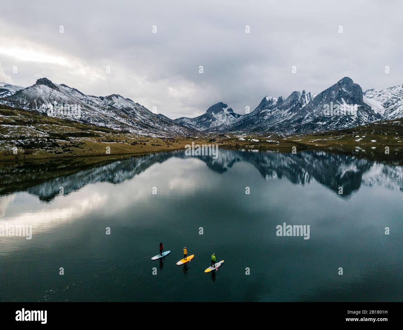 Vue aérienne de trois personnes debout paddle surf, Leon, Espagne Banque D'Images