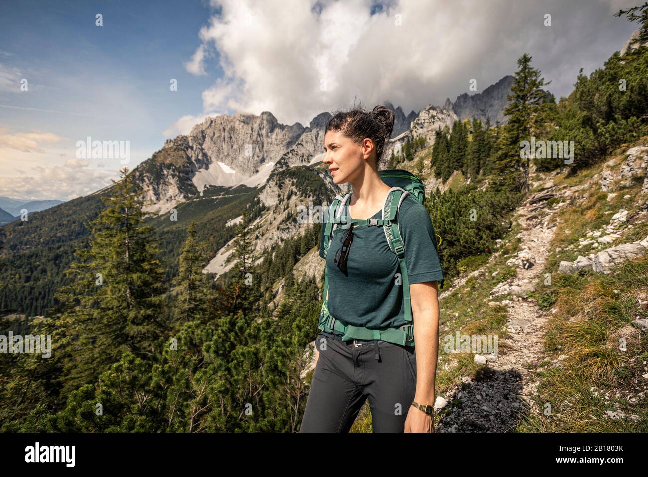 Femme lors d'un voyage de randonnée à Wilder Kaiser en profitant de la vue, les montagnes Kaiser, le Tyrol, l'Autriche Banque D'Images