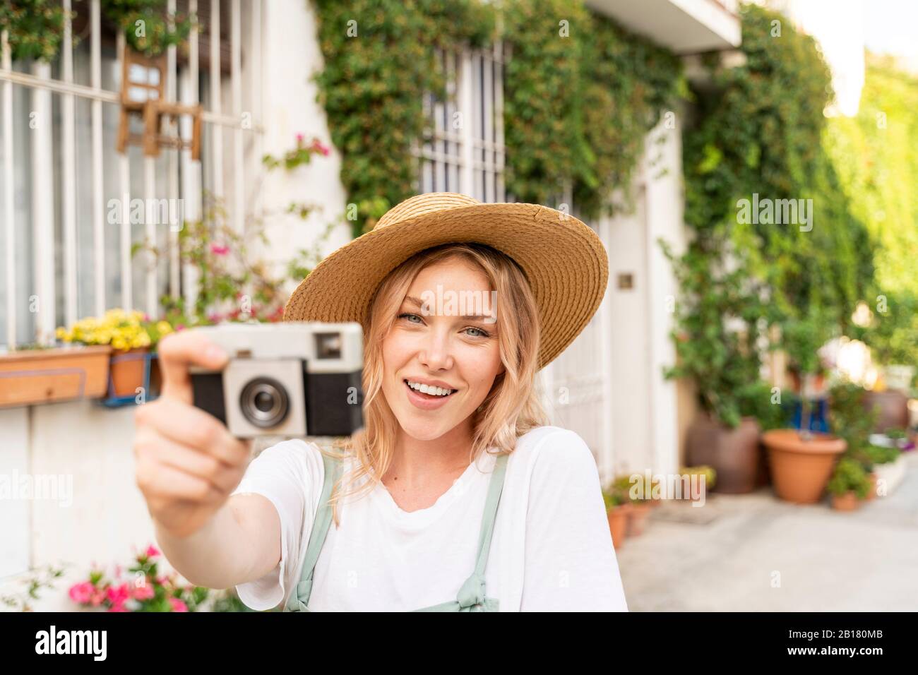 Portrait of smiling young woman with camera Banque D'Images