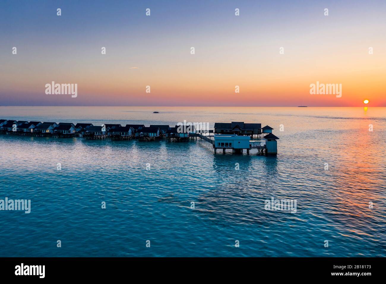 Luftaufnahme, Malediven, Süd-Malé-Atoll, Lagune Der Malediveninsel Maadhoo In Der Dämmerung Banque D'Images