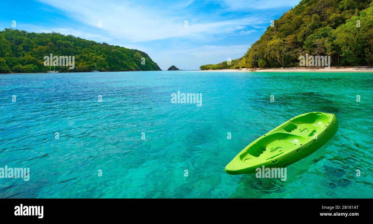 Canoë jaune flottant sur la mer bleue. Île De Koh Rok, Krabi, Thaïlande. Vacances d'été et concept de voyage. Espace de copie Banque D'Images