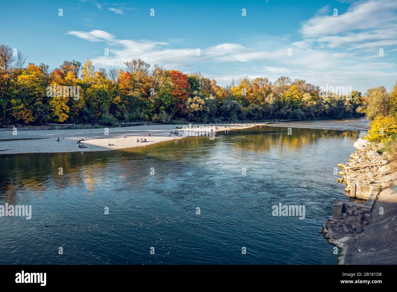 Les gens se détendant au fleuve Isar dans le jardin anglais du Nord en automne, Oberfohring, Munich, Allemagne Banque D'Images