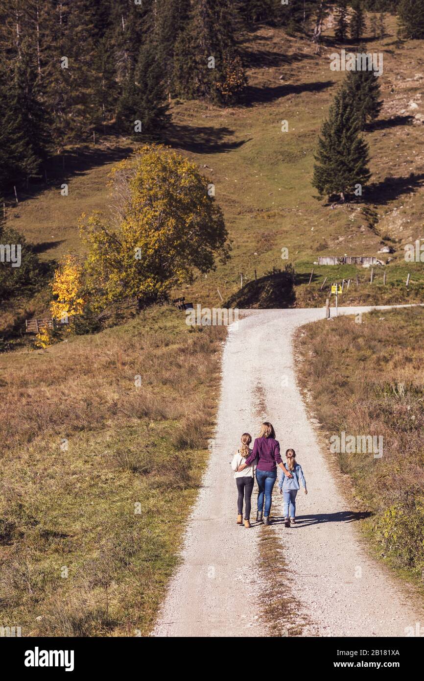 Mère randonnée avec filles dans les montagnes, vue arrière Banque D'Images