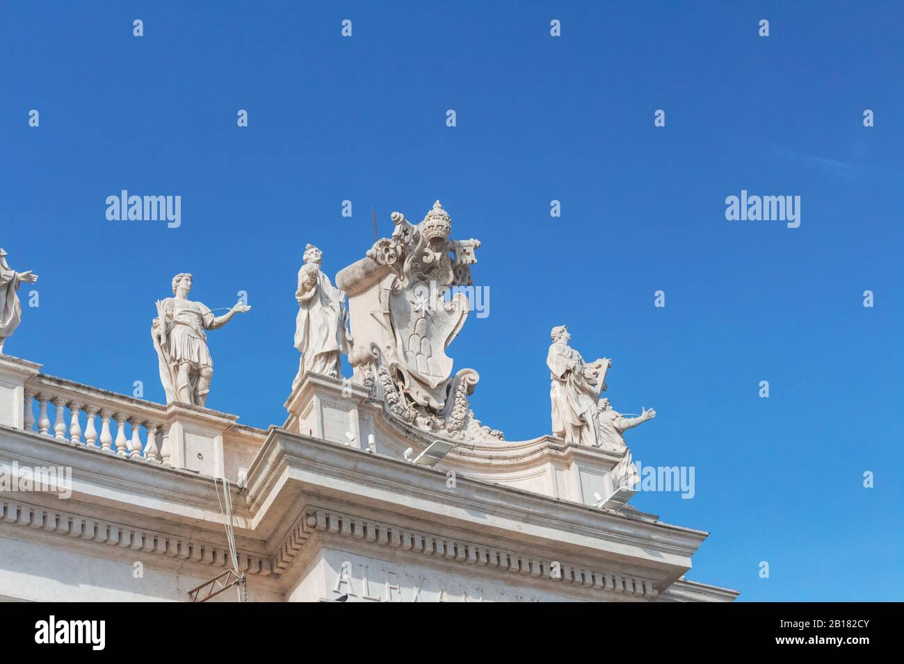 Italie, Rome, vue à angle bas des sculptures se trouvant sur la colonnade de la place Saint Peters Banque D'Images