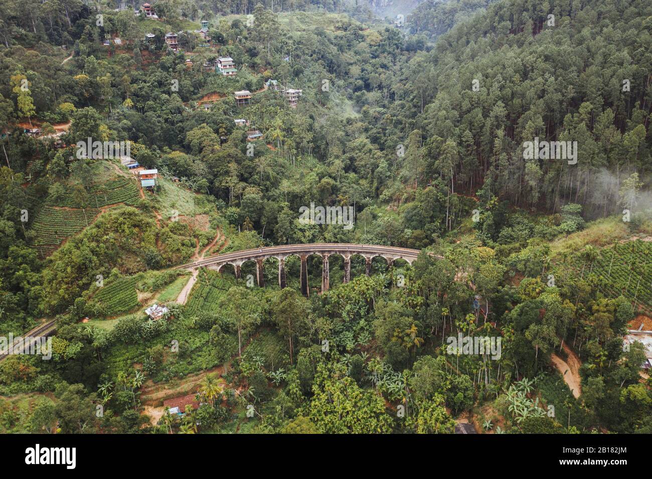 Sri Lanka, Province d'Uva, Demodara, vue aérienne de neuf Arches Bridge et ville dans la vallée verdoyante Banque D'Images