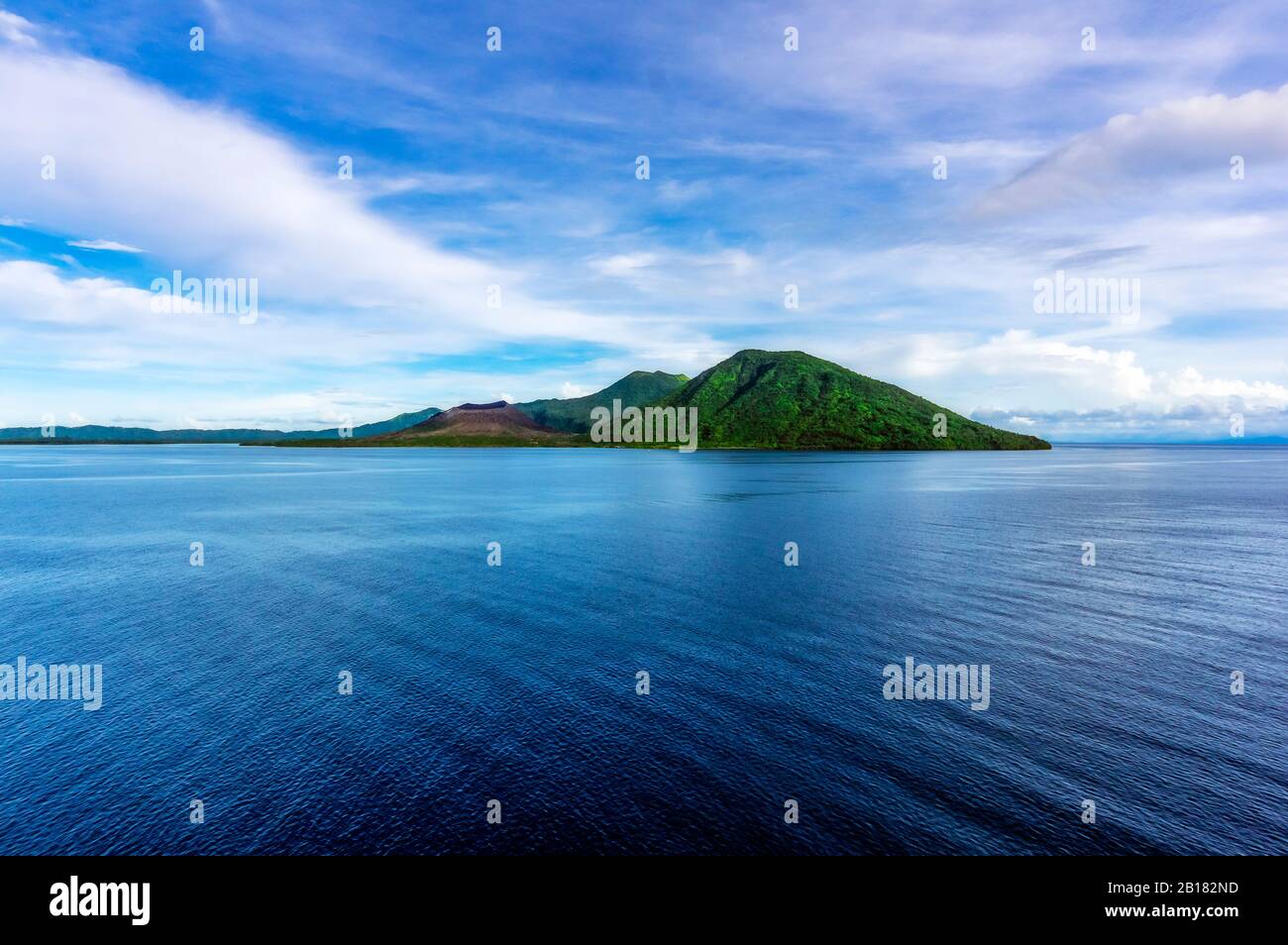 Océanie, Papouasie-Nouvelle-Guinée, Île de Nouvelle-Bretagne, vue des volcans Tavurvur et Vulcan à travers la mer Banque D'Images