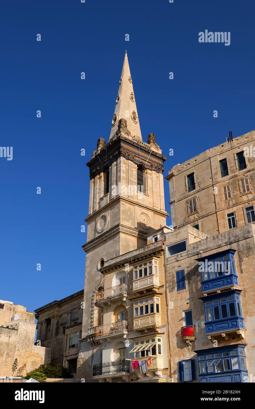 Malte, la Valette, la Pro-cathédrale et la Collégiale de la tour Saint Paul et les maisons anciennes Banque D'Images