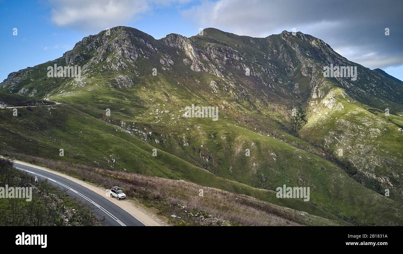 Afrique du Sud, Cap occidental, Swellendam, vue aérienne de 4 x 4 voitures arrêtées le long de l'autoroute de montagne Banque D'Images