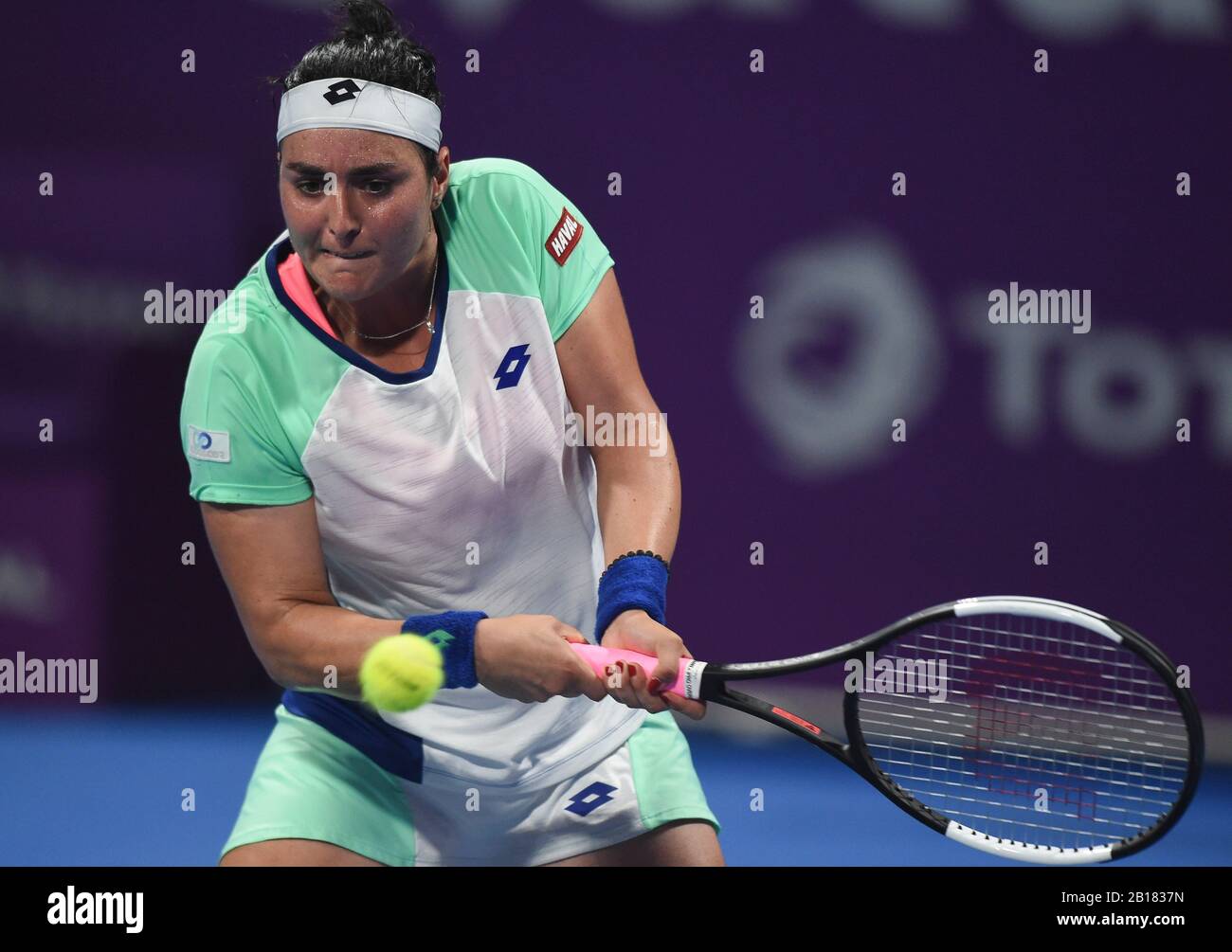 Doha, Qatar. 23 février 2020. ONS Jabeur de Tunisie revient à Katerina  Siniakova de la République tchèque lors de leur premier match de tennis  féminin à l'occasion du tournoi de tennis ouvert