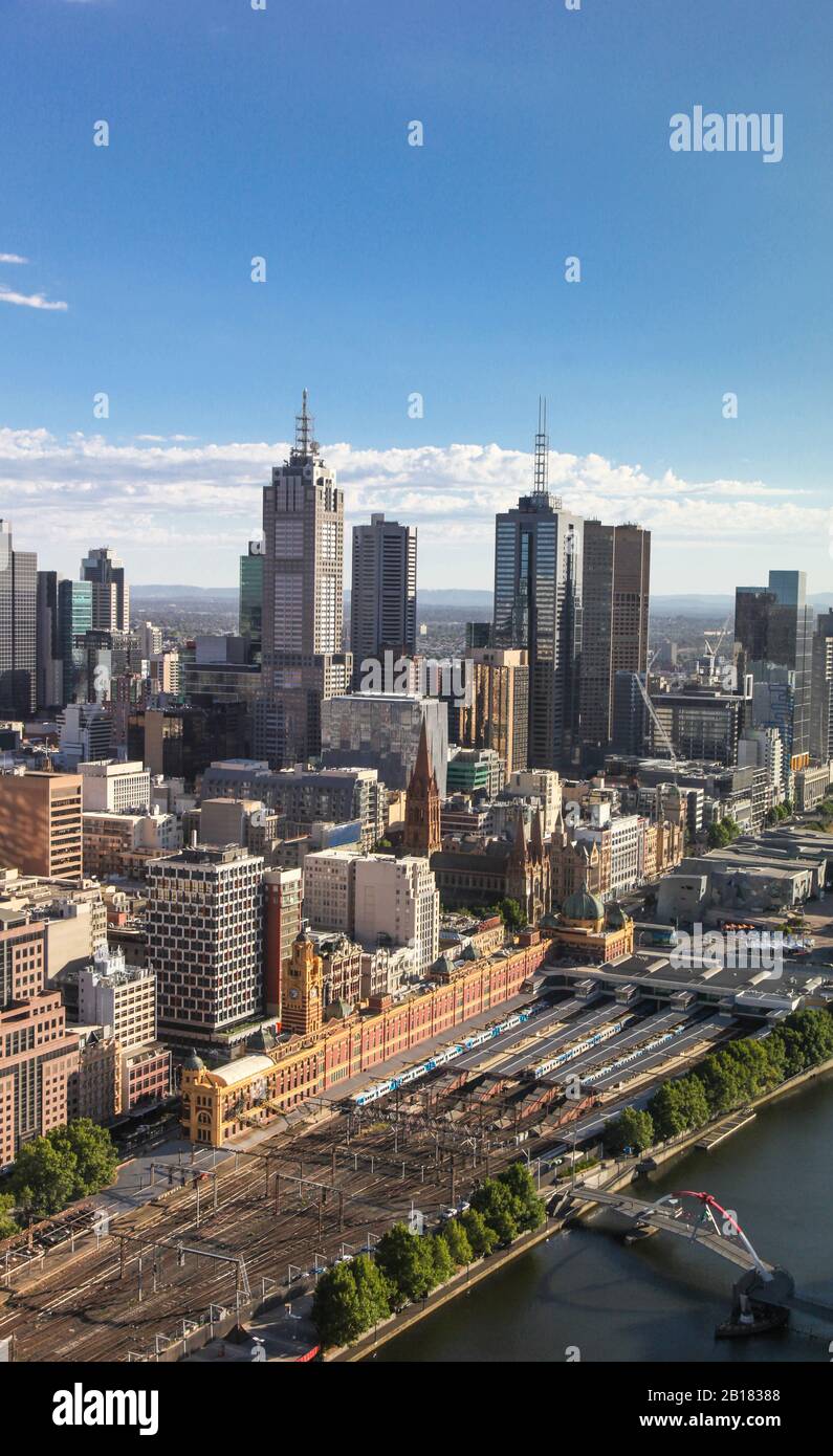 Vue imprenable sur le quartier des affaires de Melbourne depuis Southbank. Melbourne est la deuxième plus grande ville d'Australie. Comprend La Gare De Flinders Street Banque D'Images