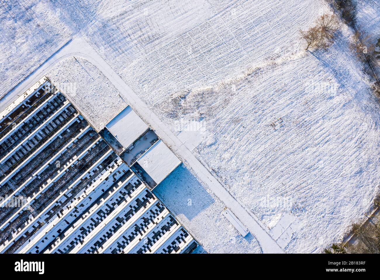 une serre couverte de neige abandonnée et cassée dans la campagne. photo aérienne vue de dessus Banque D'Images