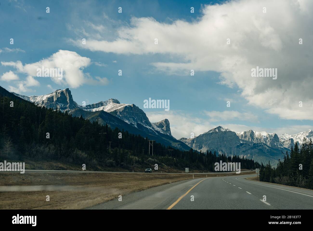 Route panoramique à travers les Rocheuses canadiennes, entourée de montagnes rocheuses. Pris Dans Le Parc National Banff, Alberta, Canada Banque D'Images