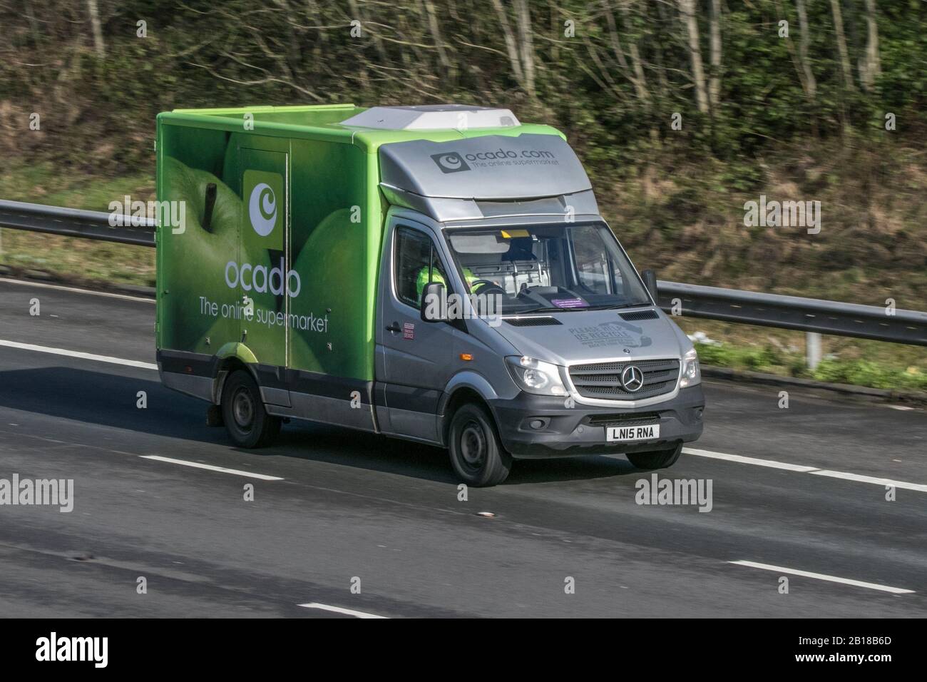 Moving car trouble alimentaire épicerie Ocado livraison des déplacements à grande vitesse sur l'autoroute M61 vitesse de l'obturateur lent mouvement du véhicule Banque D'Images