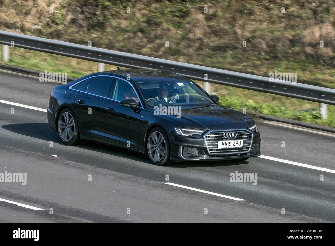 MV19ZPU Audi A6 S ligne 40 TDI Quattro en voiture sur l'autoroute M6 près de Preston à Lancashire, Royaume-Uni. Banque D'Images