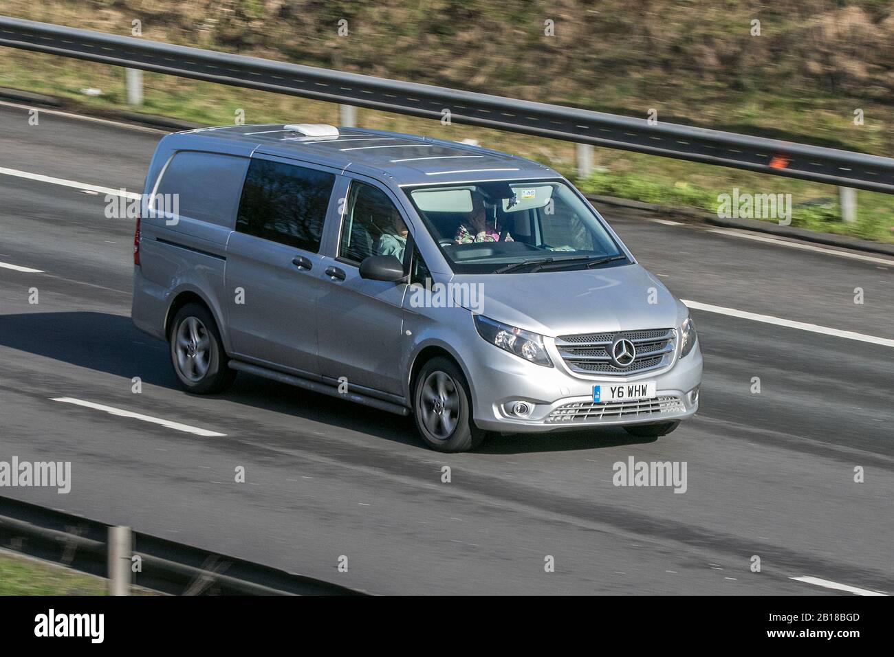Y6WHW Mercedes-Benz Vito 119 Sport Bluetec Auto Silver LCV Diesel conduite sur l'autoroute M6 près de Preston à Lancashire, Royaume-Uni Banque D'Images