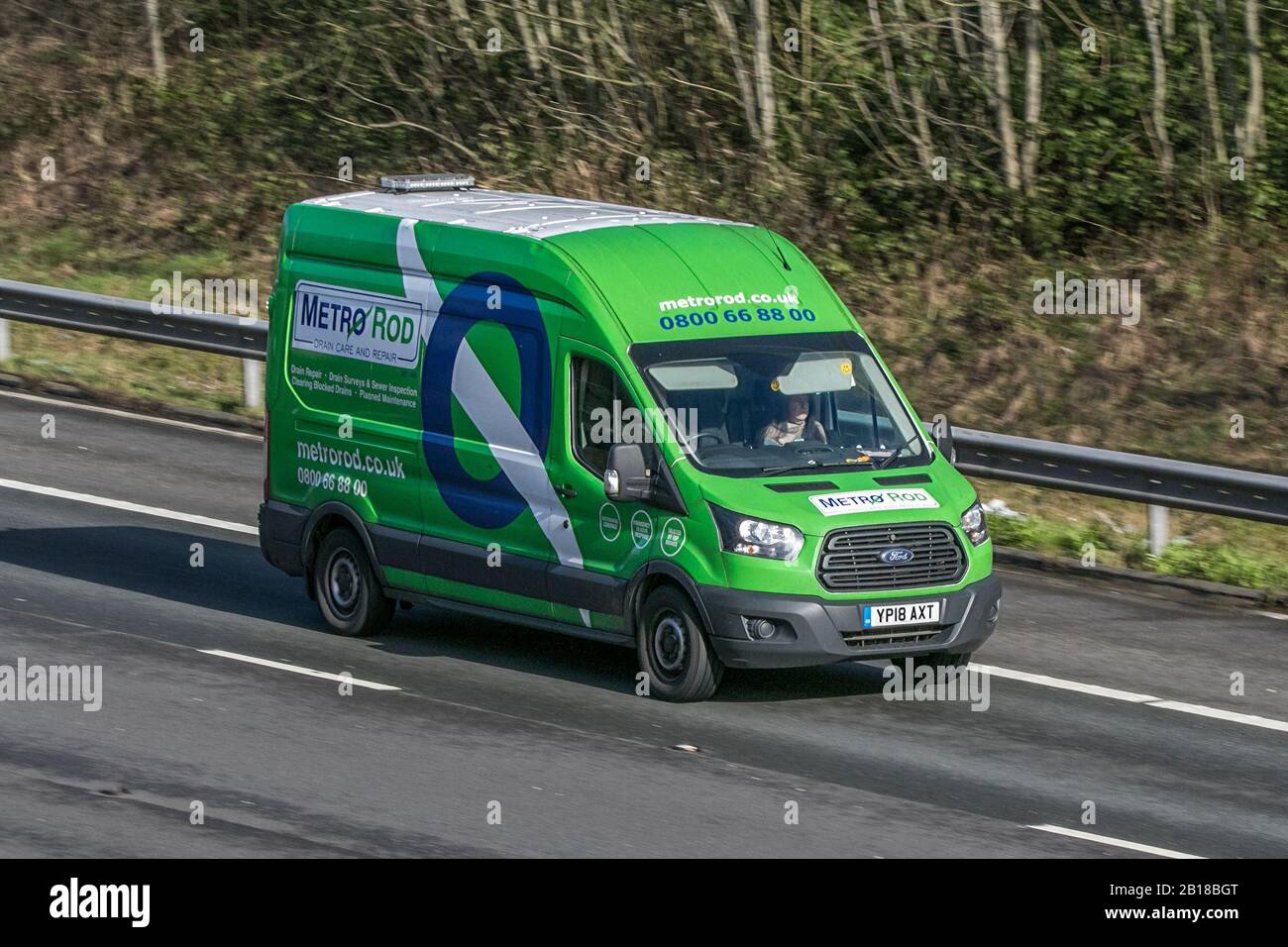 Metro Rod Green LCV Ford Transit 350 Diesel en voiture sur l'autoroute M6 près de Preston dans Lancashire, Royaume-Uni. Banque D'Images