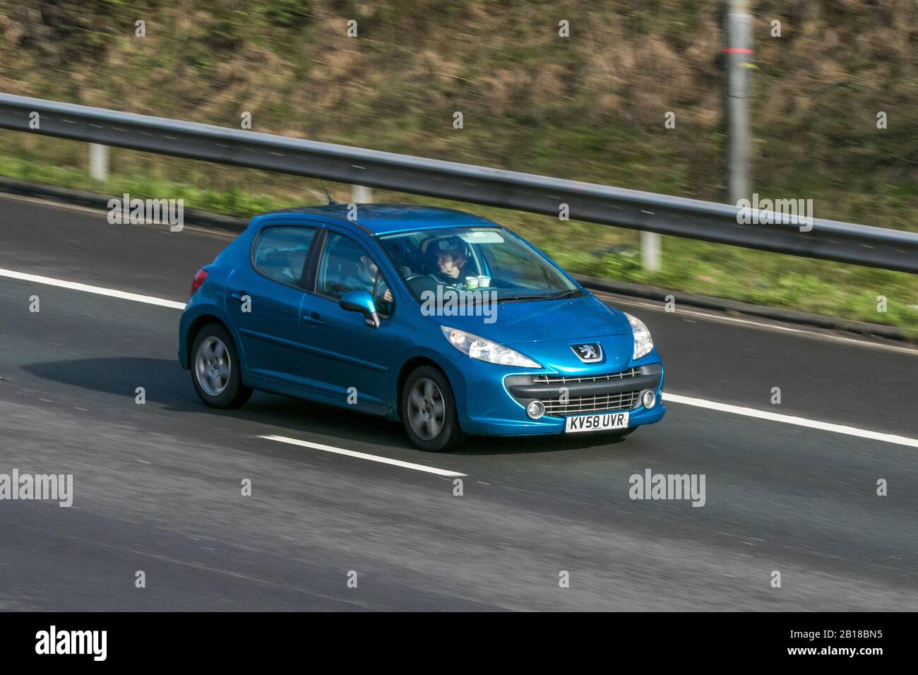 2008 Blue Peugeot 207 Sport ; en voiture sur l'autoroute   près de Preston dans Lancashire, Royaume-Uni Banque D'Images