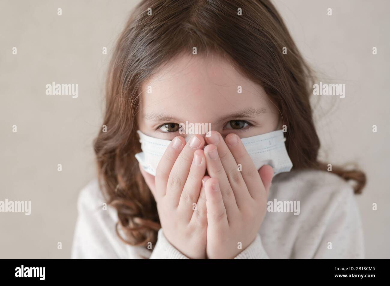 Coronavirus COVID-19 épidémie de quarantaine d'éclosion concept de petit enfant dans le masque médical veut éternuer Banque D'Images